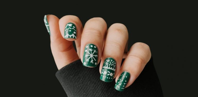 40 Stunning Christmas Nail Art Ideas for…